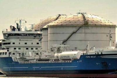 Reuters: Судовладельцев начали обманывать фейковыми требованиями оплаты прохода через Ормузский пролив