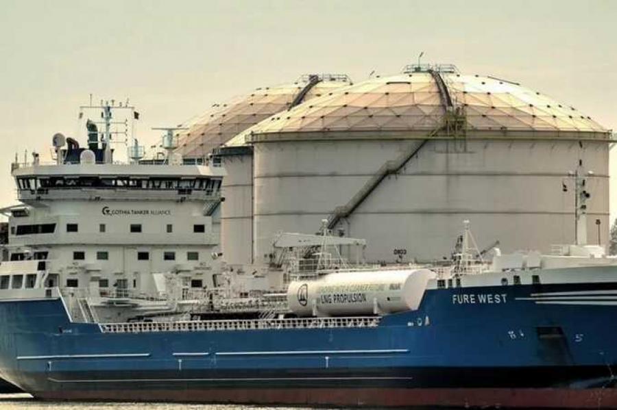 Reuters: Судовладельцев начали обманывать фейковыми требованиями оплаты прохода через Ормузский пролив